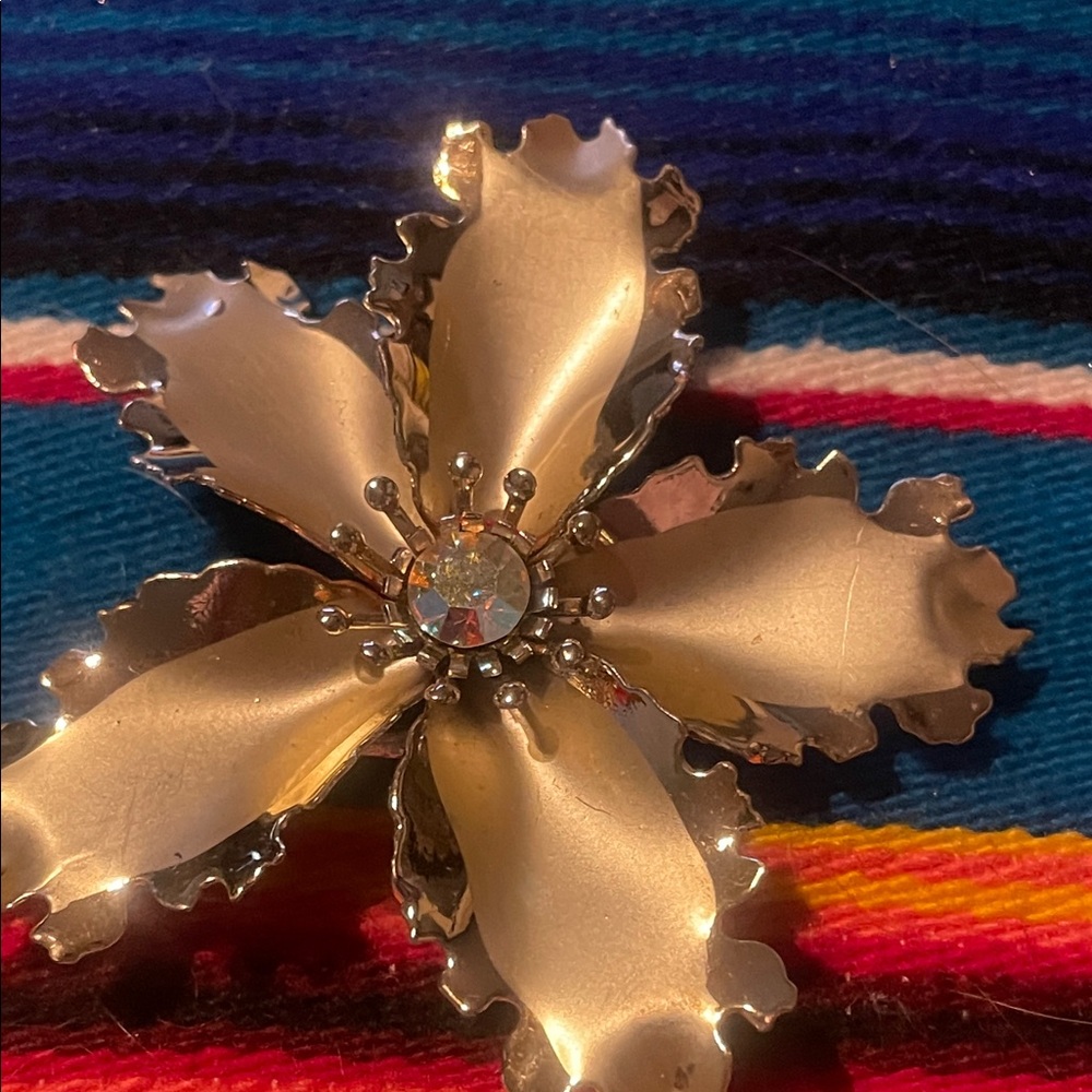 Lattice Edge Flower Brooch